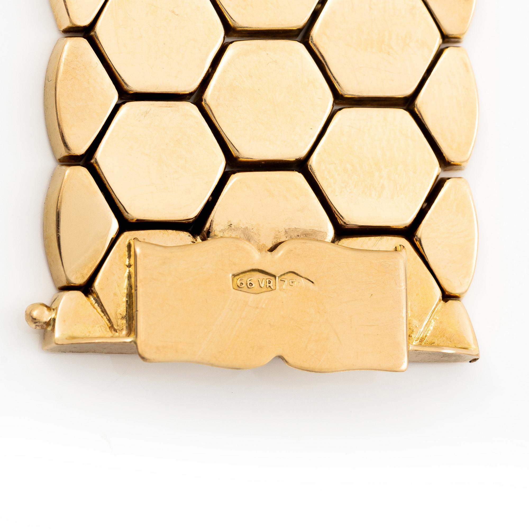 18K gold bracelet.