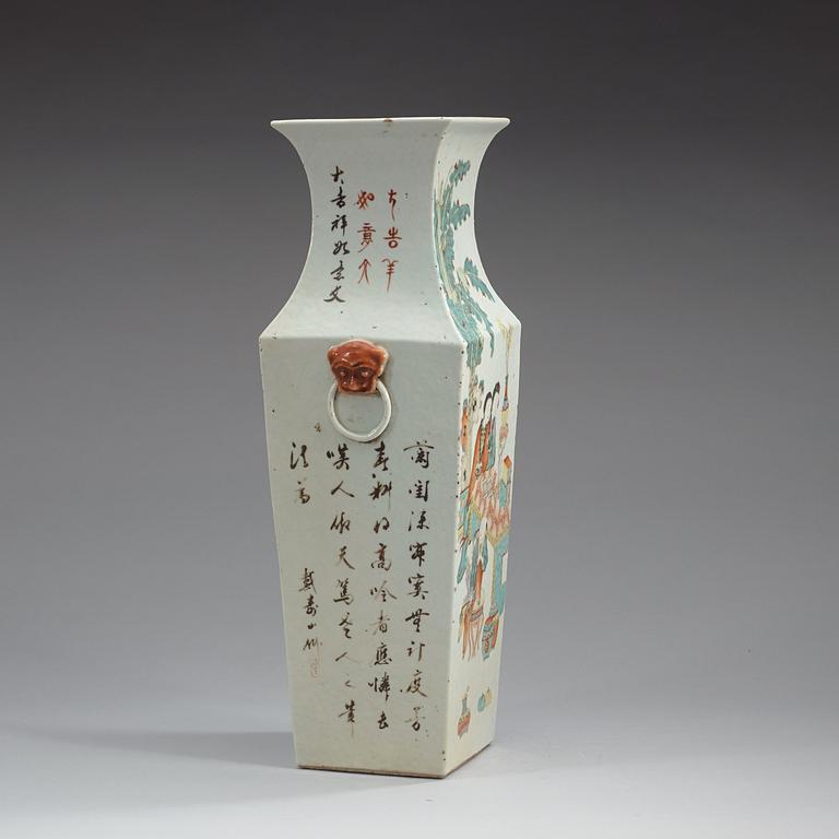 A famille rose vase, late Qing dynasty (1644-1912).