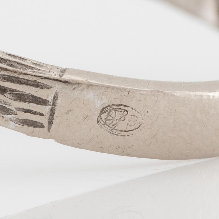 Ring 18K white gold with a cultured pearl.