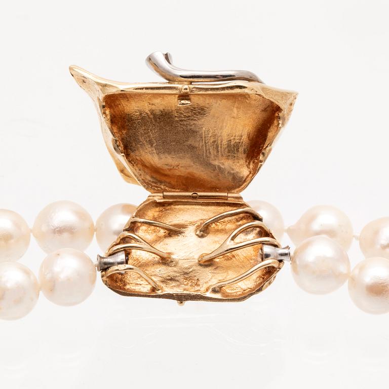 A necklace of cultured pearls, lock in 18K white and red gold set with a round brilliant cut diamond by Ole Lynggaard.