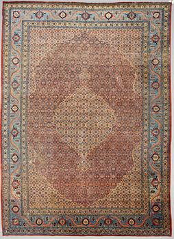 A semi-antiqie Qum carpet. Around 440 x 307 cm.