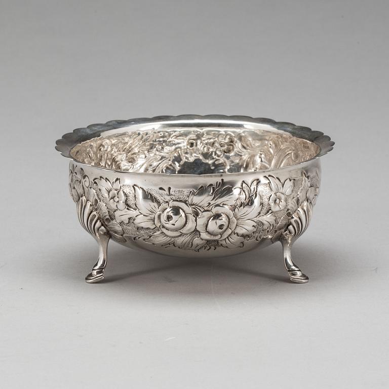 SKÅL PÅ FÖTTER, silver. London, Henry Holland. 1878. Ca 170g.