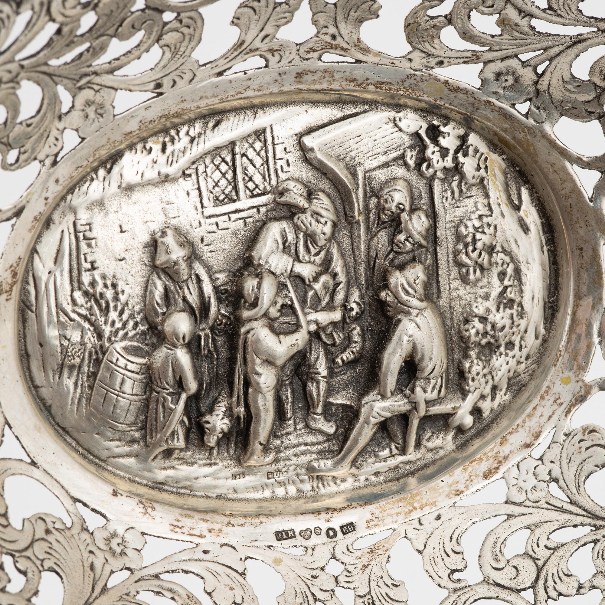 Korgar två st och sked silver, saltkar med silvermontering, 1900-tal.