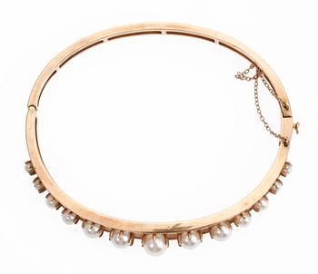 ARMRING, guld 14k samt pärlor. Tot vikt ca 19 gram.