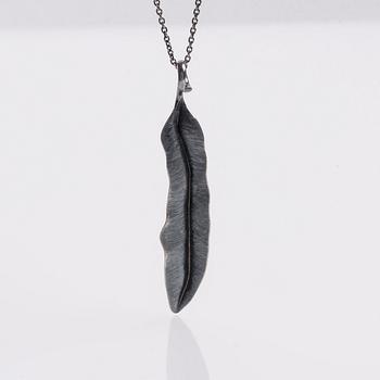 HÄNGE MED KEDJA SAMT SNÖRE, Ole Lynggaard, oxiderat silver. Vikt ca 8 g.