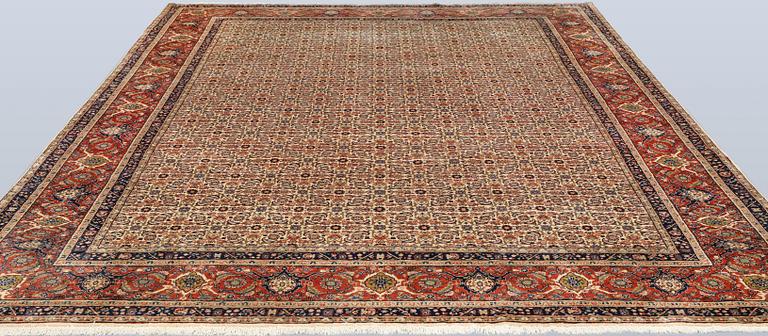 A Sarouk carpet, approx. 337 x 243 cm.