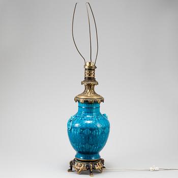 BORDSLAMPA, porslin, Kina, 1900-talets första hälft.