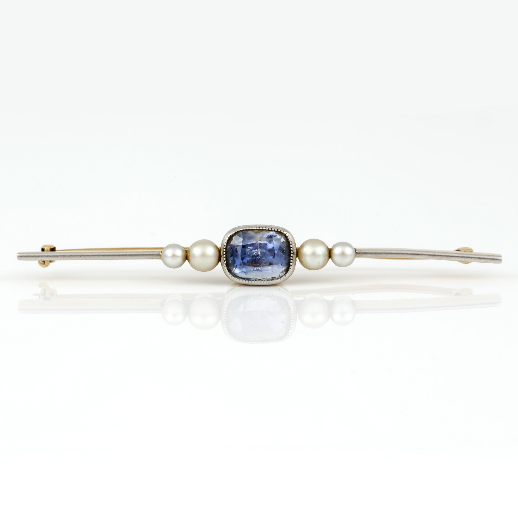 BROSCH, 18K guld & silver/platina med safir, ca 3.60 ct och 4 orientaliska pärlor. Vikt ca 7 g.