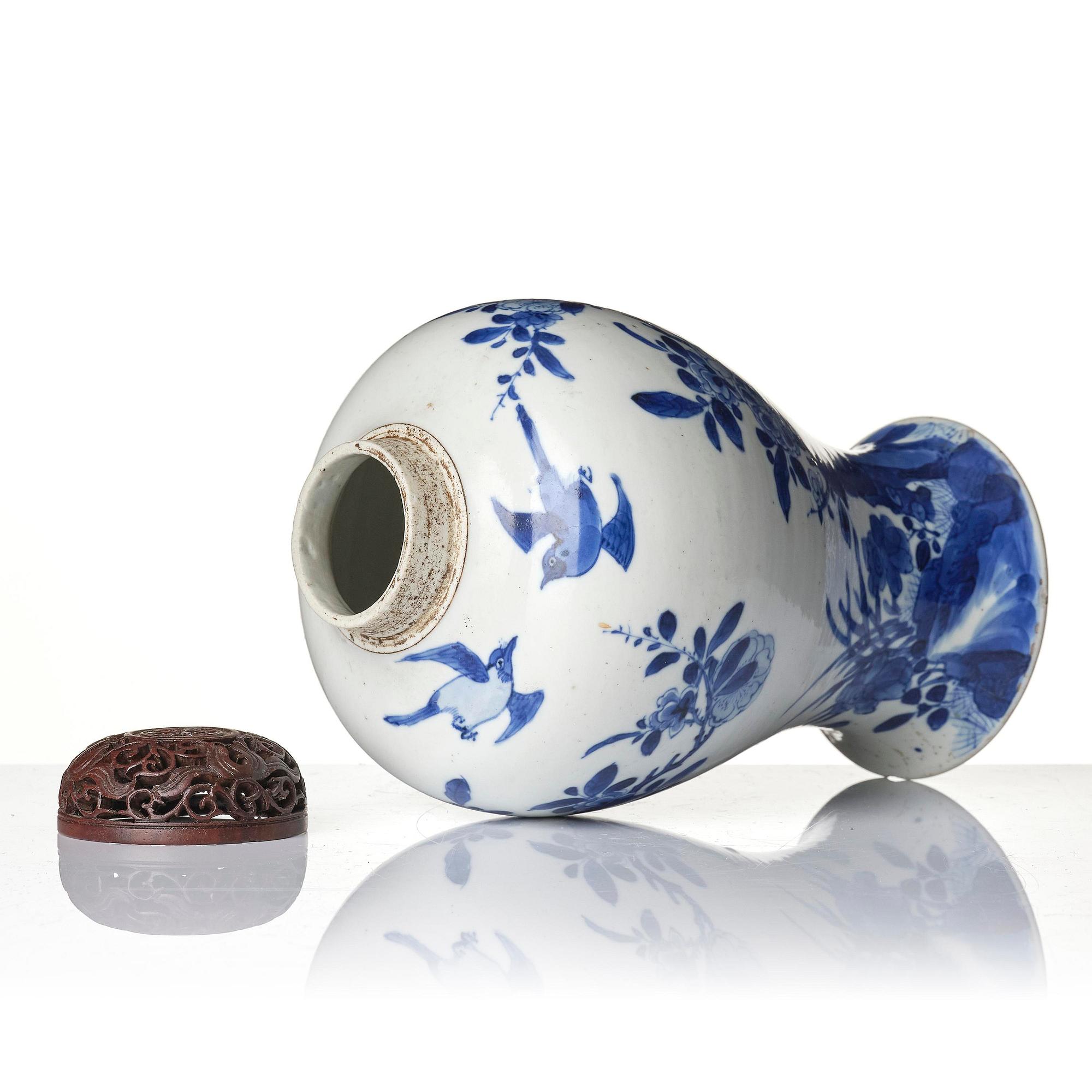 A blue and white vase, Qing dynasty, Kangxi (1662-1722).