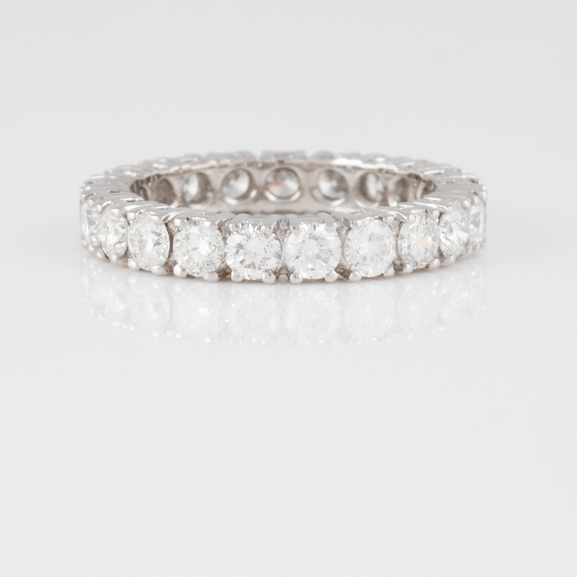 RING, 18K vitguld med 21 briljantslipade diamanter ca 2.35 ct. Vikt 3,7 gram.