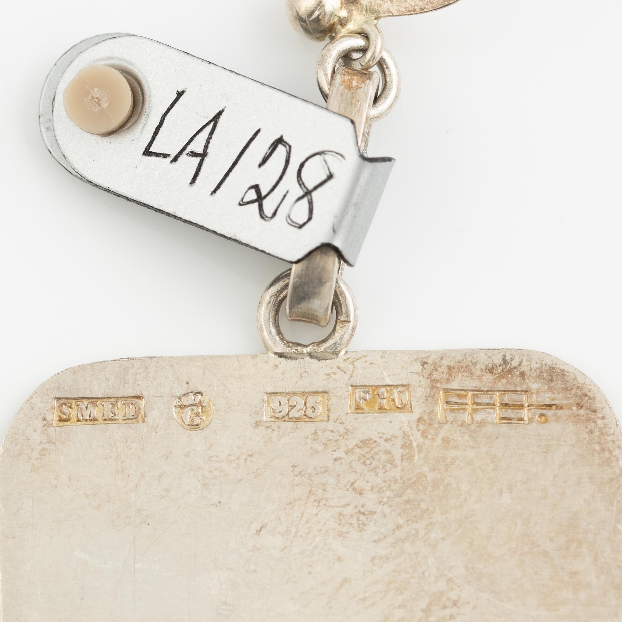 Lars Arby, två par örhängen och en brosch, sterlingsilver, Göteborg 1969, 1970 och 1980.