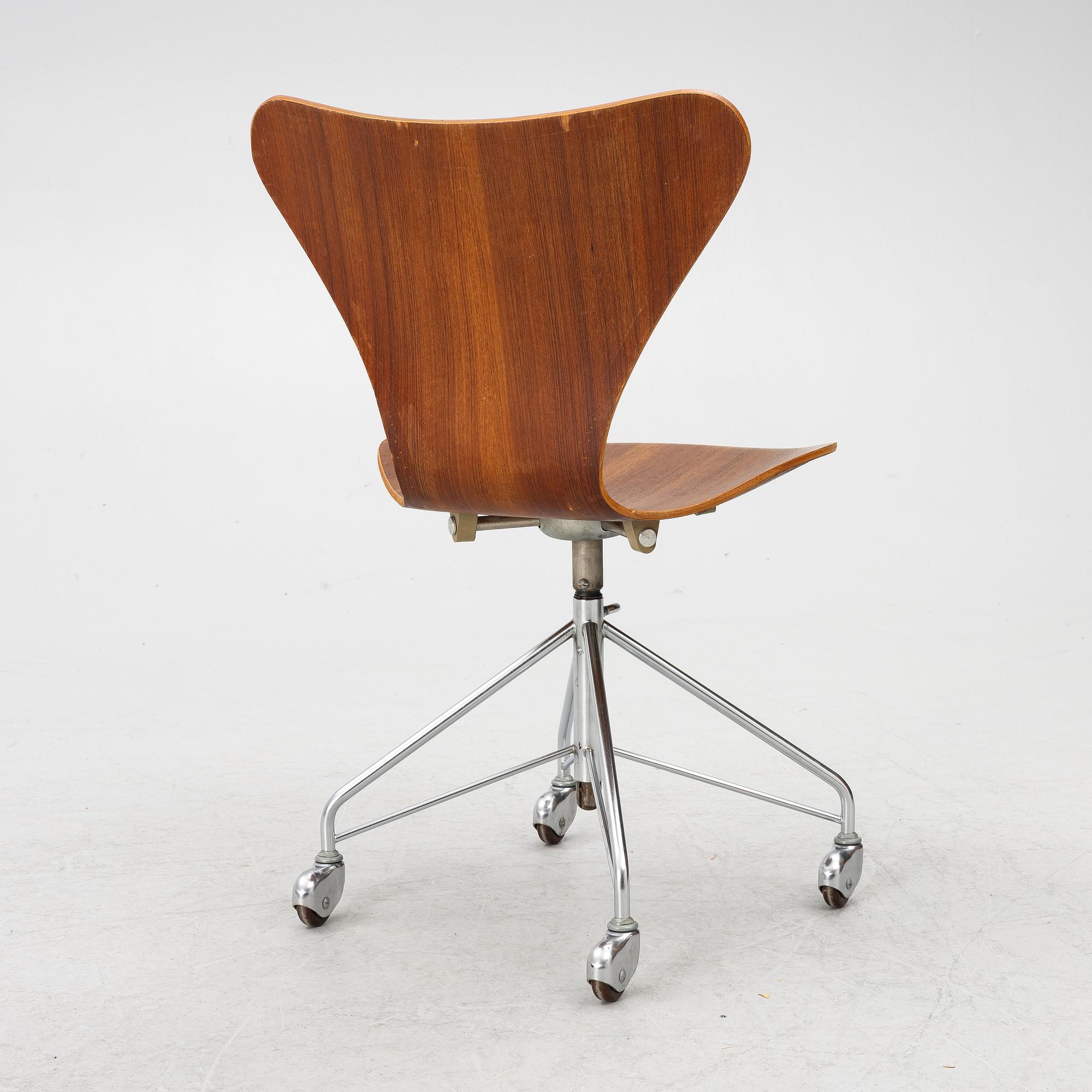 Arne Jacobsen, a 'Seven' swivel chair Fritz Hansen, Denmark, 1964.