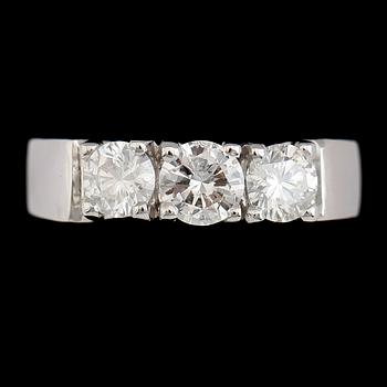 RING, 18 k vitguld, 3 briljantslipade diamanter tot ca 1.14 ct.