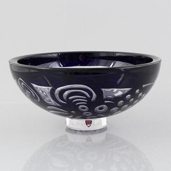 Lars Hellsten, an 'ariel' glass bowl, Orrefors Gallery 1988.