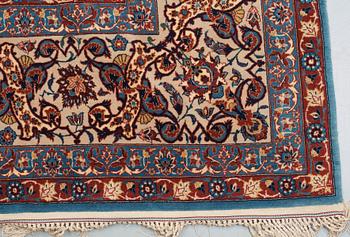 SEMI-ANTIQUE/OLD ESFAHAN. 310 x 211,5 cm (as well as approximitley 2 cm patterned flat weave at each end).