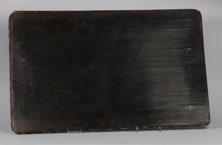 BRICKA, lack och pärlemor. Kina 1800-tal.