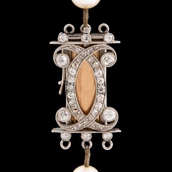 COLLIER, med graderade odlade pärlor, lås platina med diamanter.