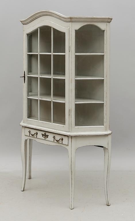 VITRINSKÅP, 1900-talets andra hälft.