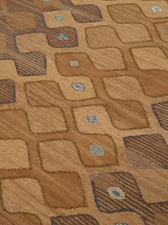 Barbro Nilsson, Matta, "Finspong, lättbrun" ("Kringelikroka"), gobelängteknik, ca 298 x 203-204 cm, signerad AB MMF BN.