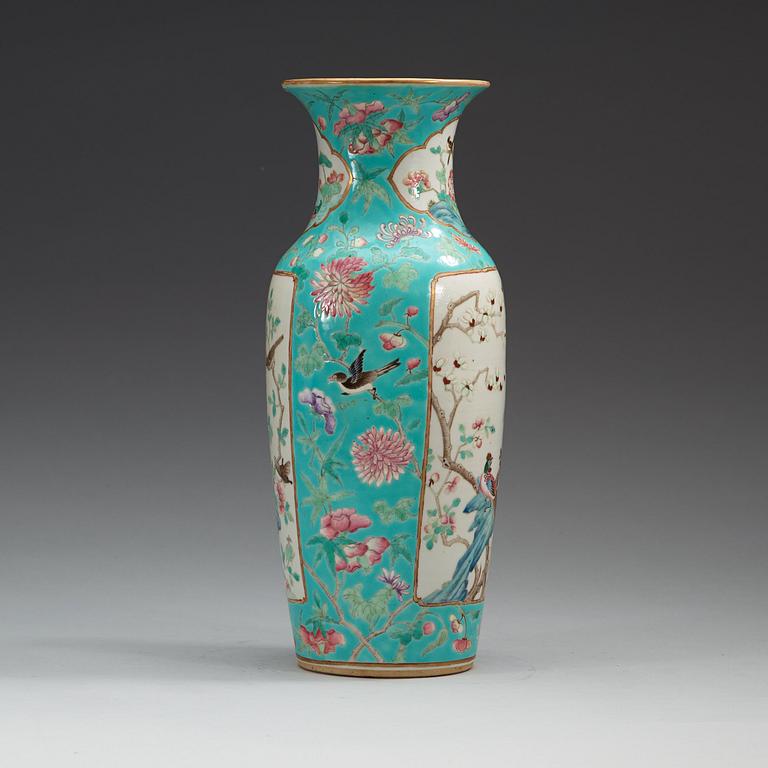 A turquoise famille rose vase, late Qing dynasty (1644-1912).