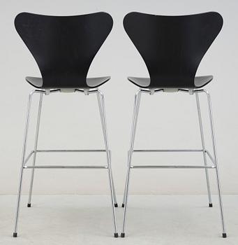 BARSTOLAR, ett par. "Sjuan", Arne Jacobsen för Fritz Hansen.