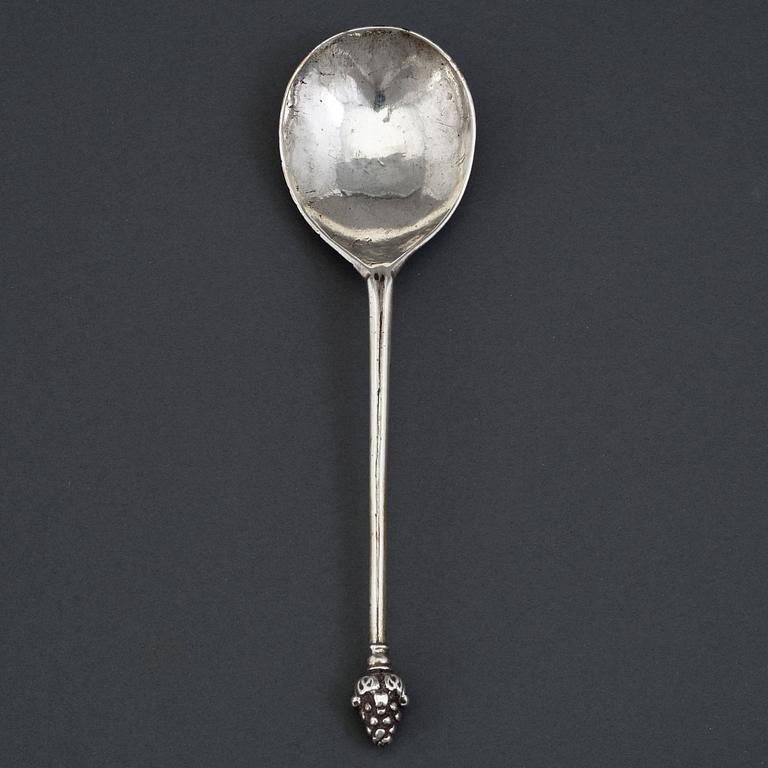 Sked med druvknopp, silver, Berendt Johansen Plate/Platt, Christiania 1641.