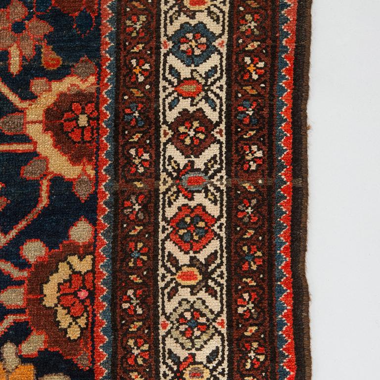 A Hamadan rug of 'Mina Khani design'. Circa 197 x 131 cm.