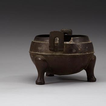 TRIPOD (ding), brons. Troligen Han dynastin (206 f. Kr. - 220 e.Kr).