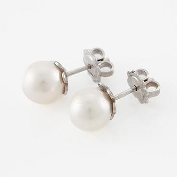 Earrings 18K white gold with cultured Akoya pearl.