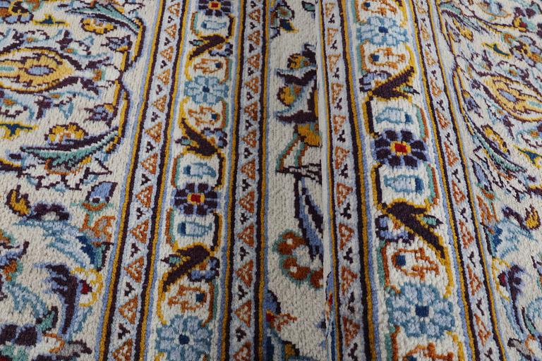A carpet, Kashan, ca 361 x 253 cm.