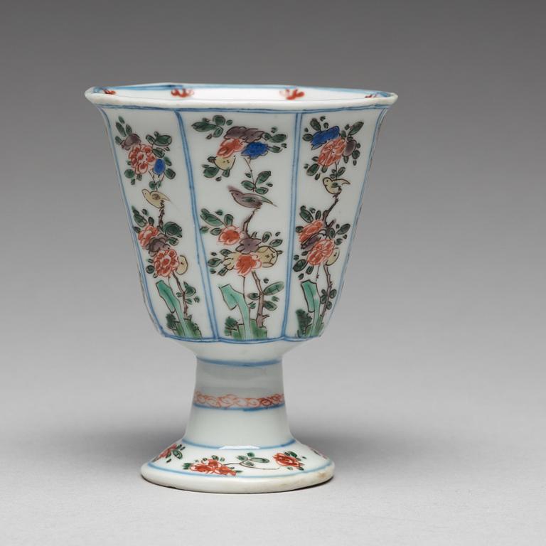A famille verte octagonal Stem cup, Qing dynasty, Kangxi (1662-1722).