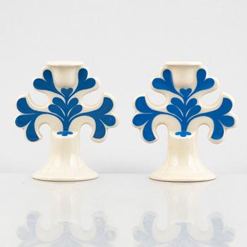 Lisa Larson, ljusstakar, 6 st, ljuslykta samt salt- och pepparströare, stengods och majolika, bl.a. Höganäs.