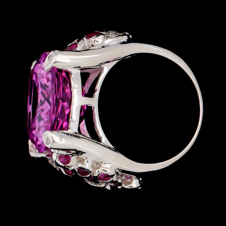 RING, sterlingsilver, rosa topas ca 25.00 ct, vita safirer tot ca 0.15 ct.