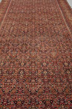 A carpet, an antique Feraghan, ca 579,5 x 234,5 cm.