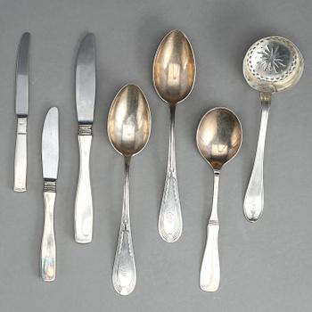 PARTI BESTICK, 38 delar, silver, första hälft 1900-talets. Längd av strösked 18 cm. Total vikt ca 1006 g.