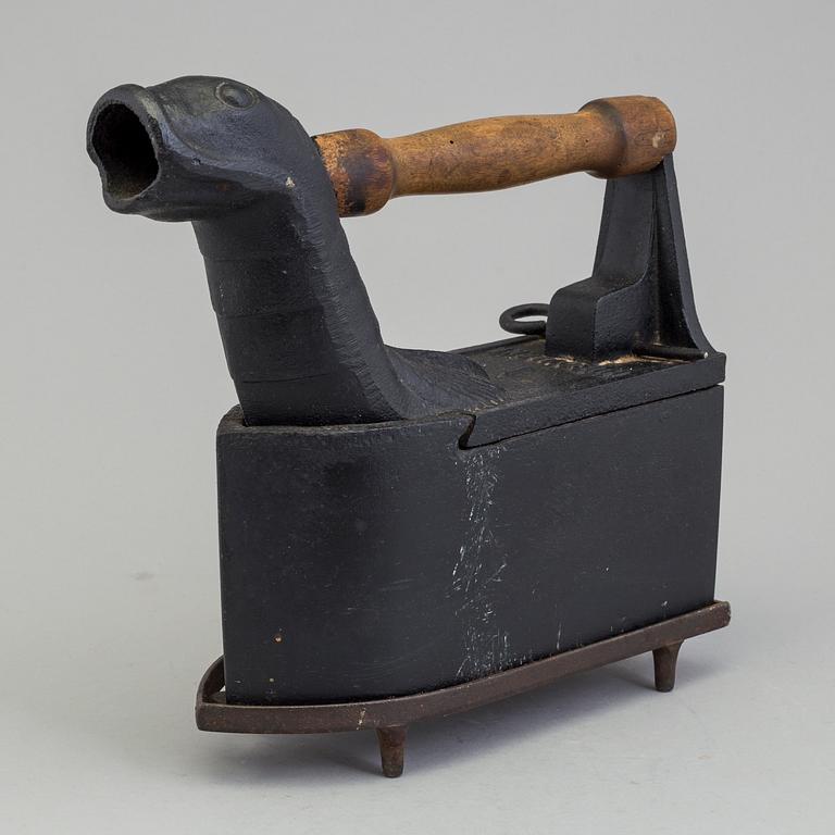 STRYKJÄRN PÅ STÄLL, gjutjärn, Husqvarna, 1800-tal.