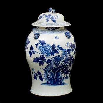 URNA med LOCK, porslin, Kina, 1800/1900-tal.
