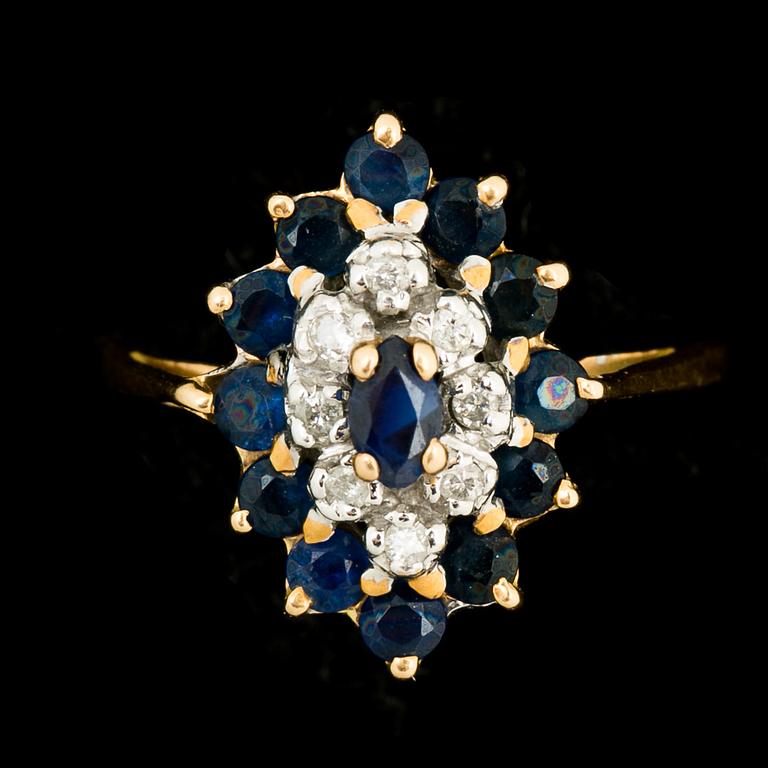 RING, 18 k guld med safirer samt åttkantslipade diamanter. Vikt ca 1,5 g.