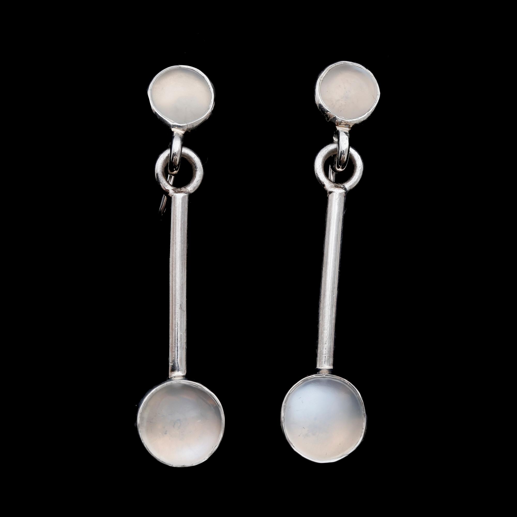 COLLIER MED ÖRHÄNGEN, ett par, silver och cabochonslipade månstenar. Sparr, Göteborg, 1956. Tot vikt 101,1g.