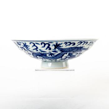 A Chinese 19th/20th century porcelain bowl.