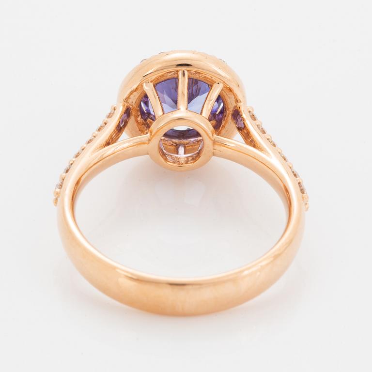 Ring 18K guld med en fasettslipad tanzanit.