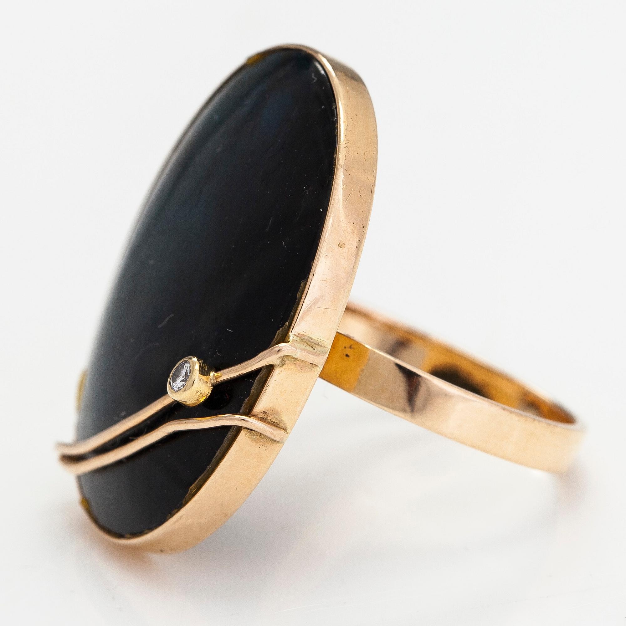 Helge Narsakka, Ring, 14K guld, spektrolit och diamant ca 0.015 ct. För Kaunis Koru, Helsingfors 1982.