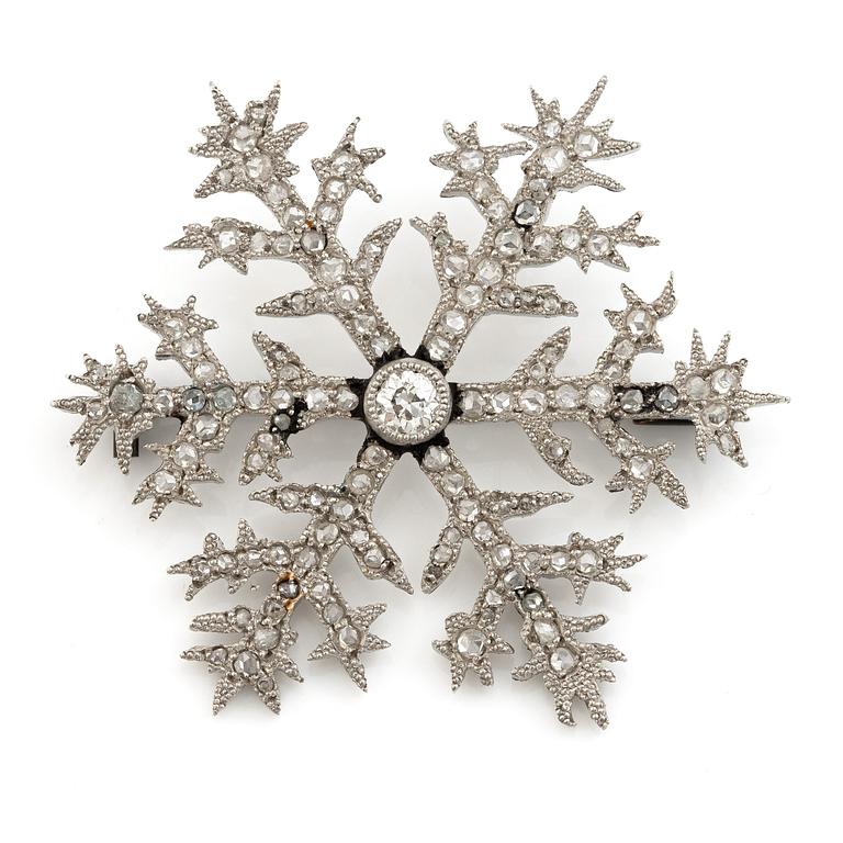 Brosch i form av en snöflinga, design av Alma Pihl, för Fabergé.