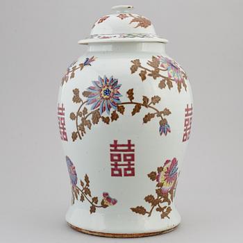 A large famille rose vase with cover, Qing dynasty, ca 1900.