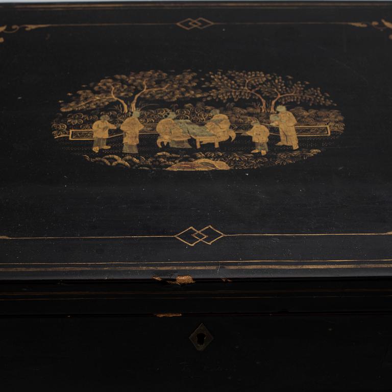 A chest, late Qing dynasty, 19th Century.