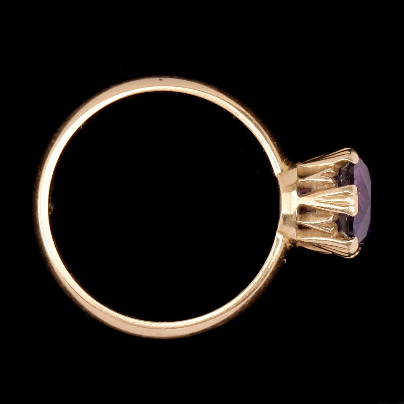 RING, 18k guld med rund fasettslipad violett sten. Vikt 5,7g.