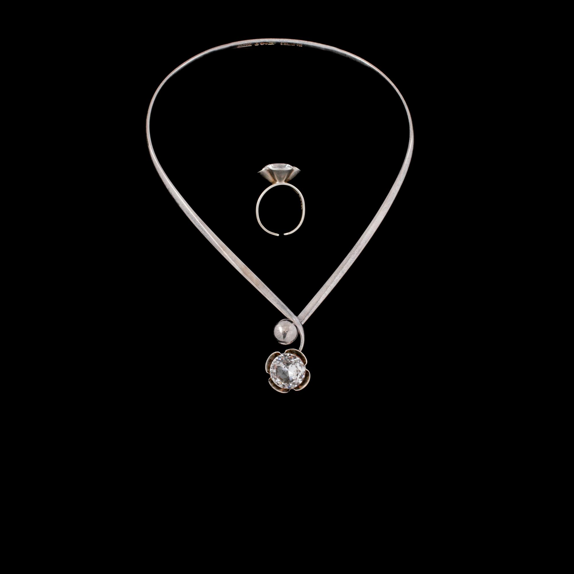 COLLIER samt RING, sterlingsilver med fasettslipad bergkristall, Alton, Falköping, 1973 samt 1974. Vikt 46 g.