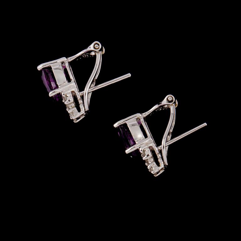 ÖRHÄNGEN, ett par, 18k vitguld med 16 briljantslipade diamanter samt 2 fasettslipade ametister. Vikt 4 g.