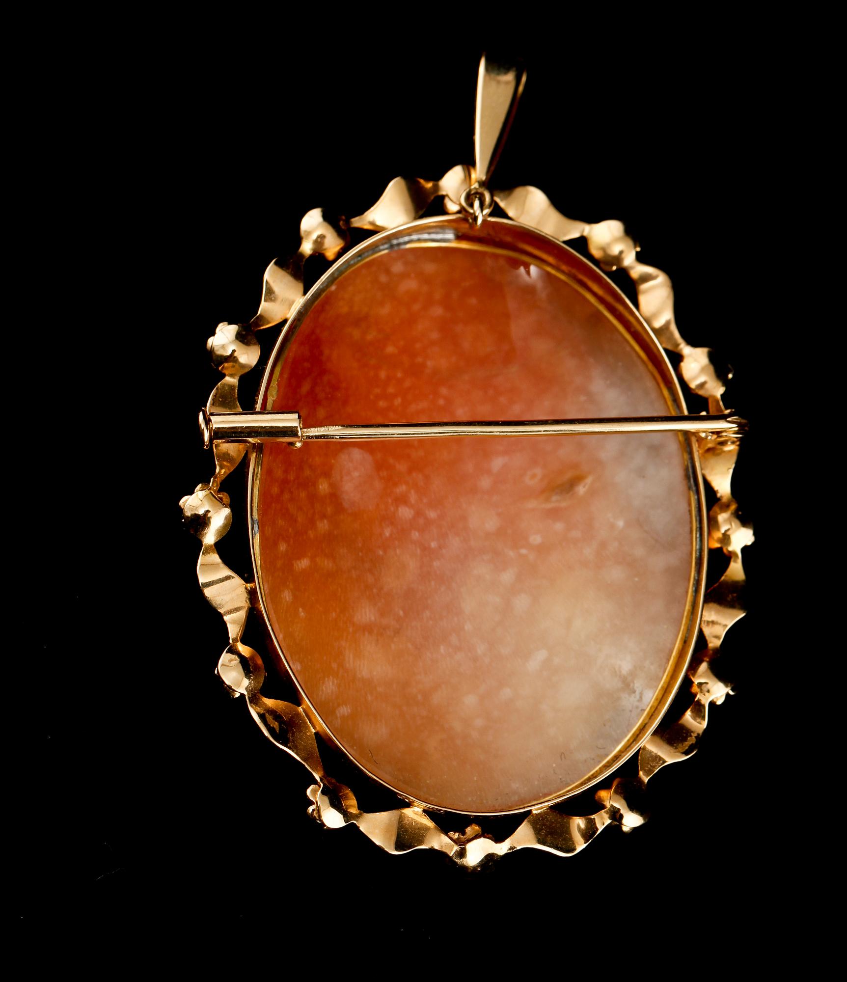 HÄNGE, 18k guld med skuren snäckskalskamé, Stigbert för Heribert Engelbert, Stockholm, 1951. Vikt 10 g.