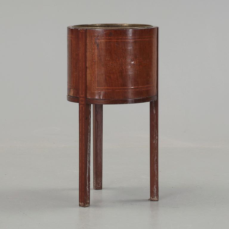 CHAMPAGNEKYLARE / YTTERFODER, engelsk stil, 1900-talets första hälft.